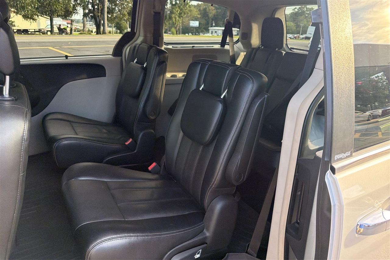 Chrysler Town & Country Touring L Wagon LWB 2012