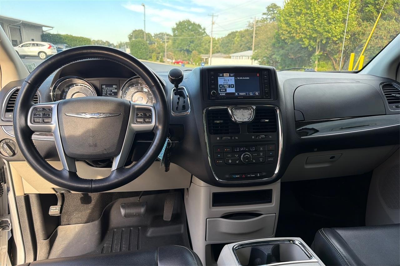 Chrysler Town & Country Touring L Wagon LWB 2012