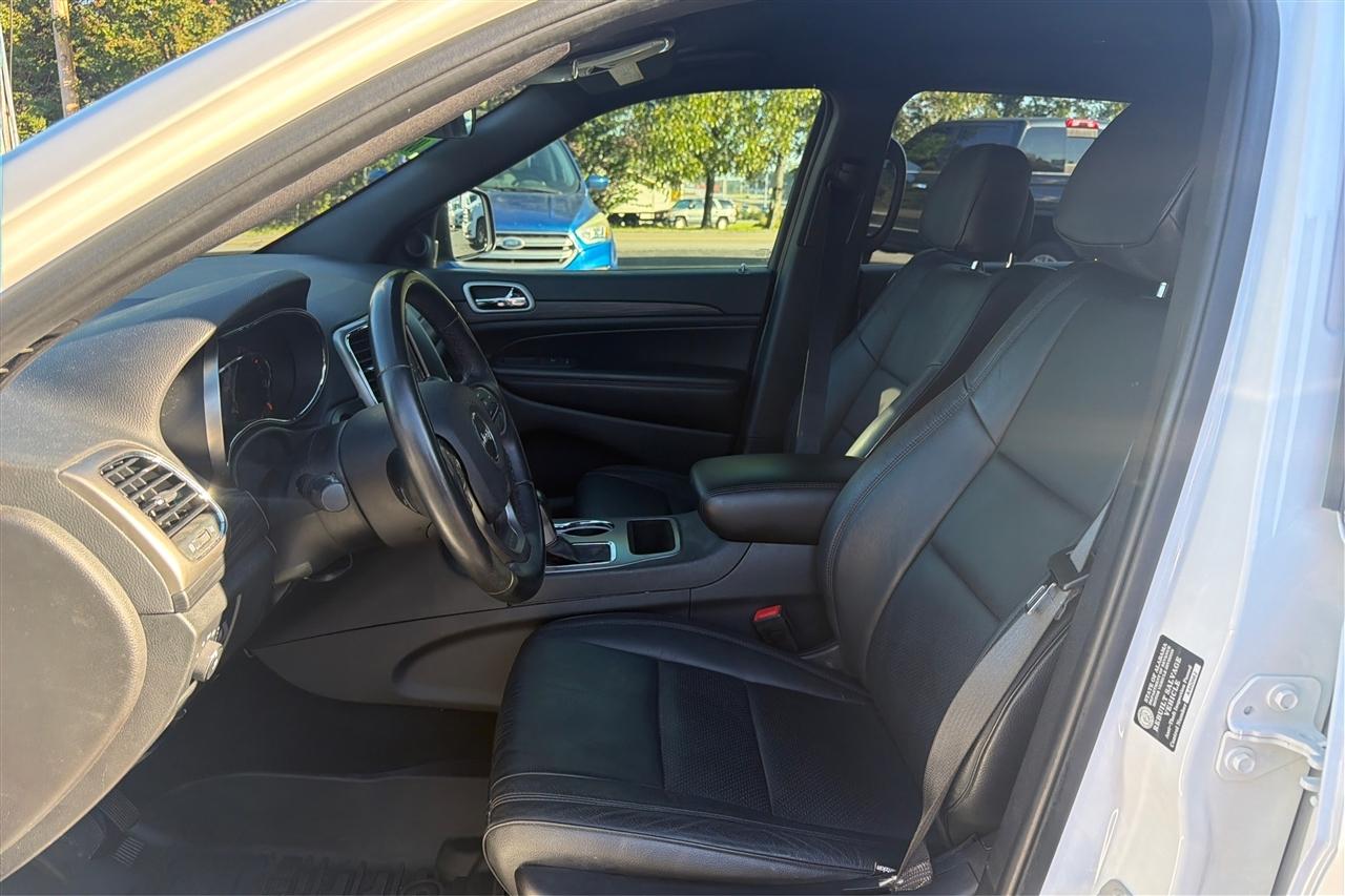 Jeep Grand Cherokee Laredo 4D SUV RWD 2021