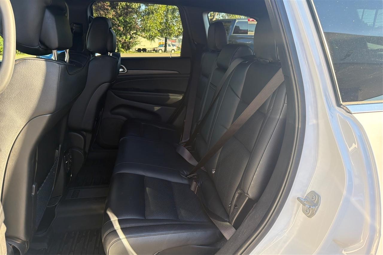 Jeep Grand Cherokee Laredo 4D SUV RWD 2021