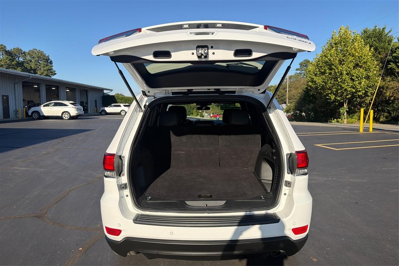 Jeep Grand Cherokee Laredo 4D SUV RWD 2021