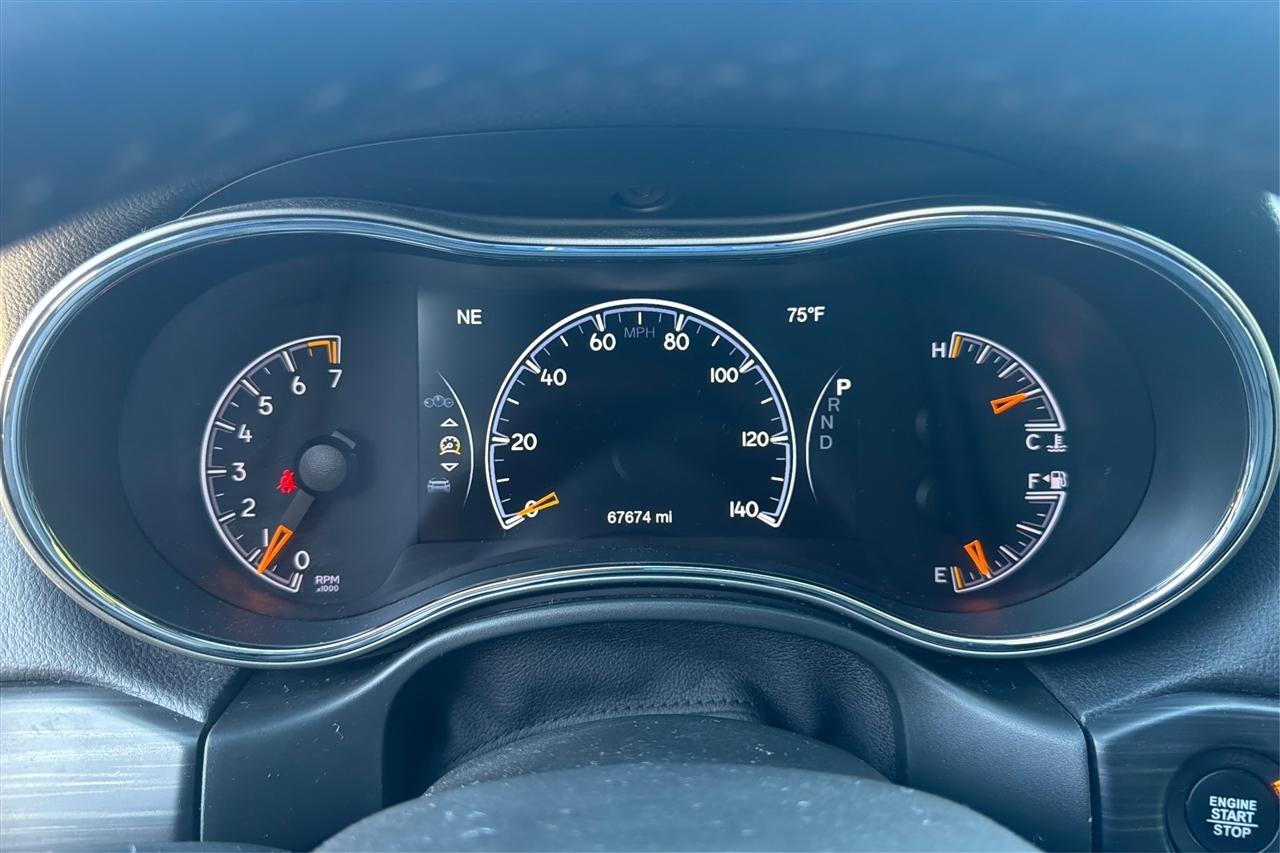 Jeep Grand Cherokee Laredo 4D SUV RWD 2021
