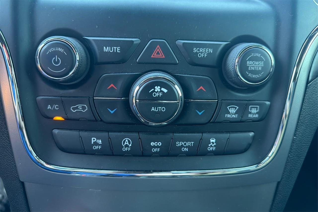Jeep Grand Cherokee Laredo 4D SUV RWD 2021