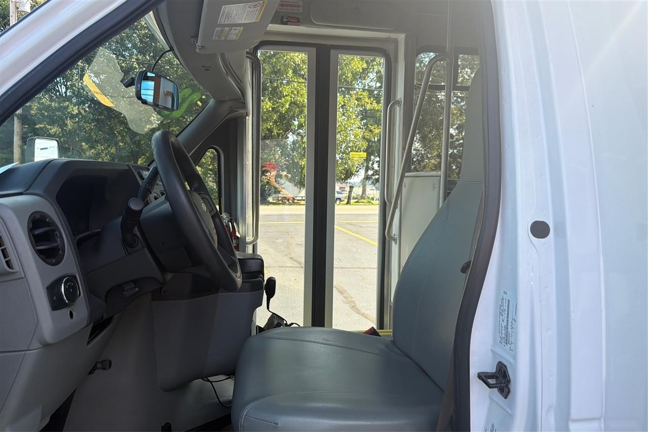 Ford Commercial Vans E450 Cutaway 158WB DRW 2023