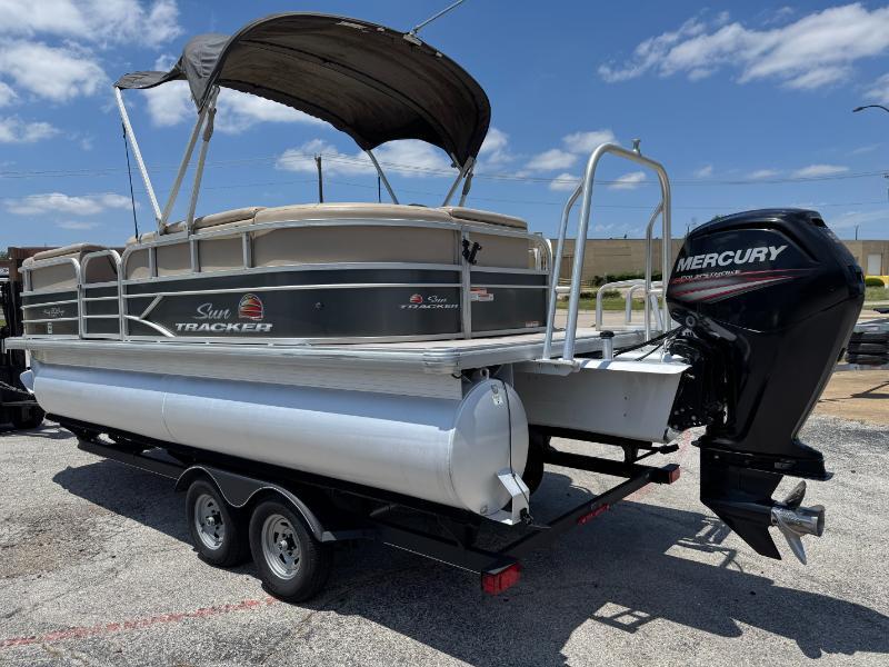 Sun Tracker Party Barge 20 DLX  2019