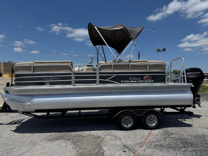 Sun Tracker Party Barge 20 DLX  2019