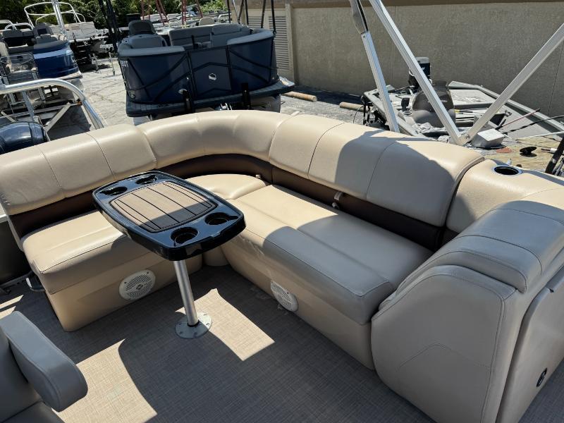 Sun Tracker Party Barge 20 DLX  2019