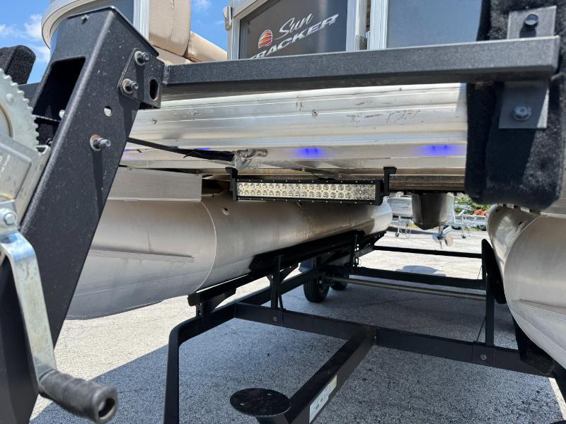 Sun Tracker Party Barge 20 DLX  2019