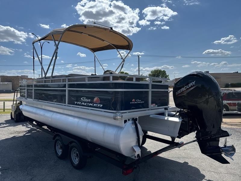 Sun Tracker Fishing Barge 22 DLX Base 2024