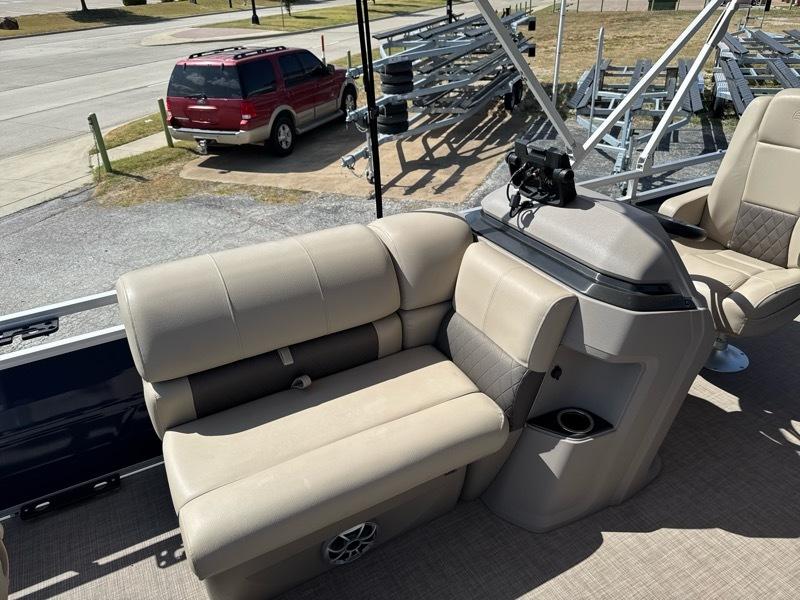 Sun Tracker Fishing Barge 22 DLX Base 2024