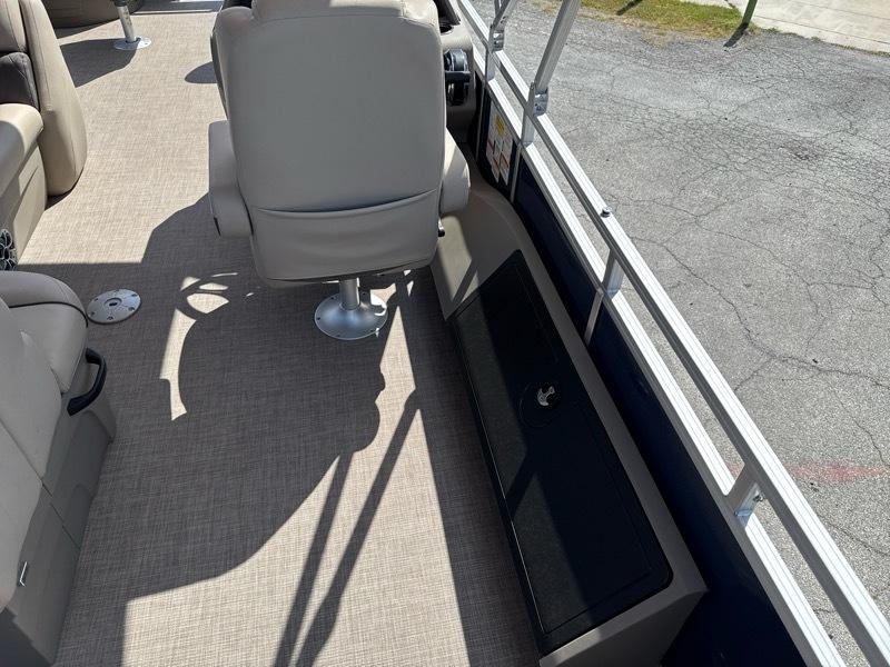 Sun Tracker Fishing Barge 22 DLX Base 2024
