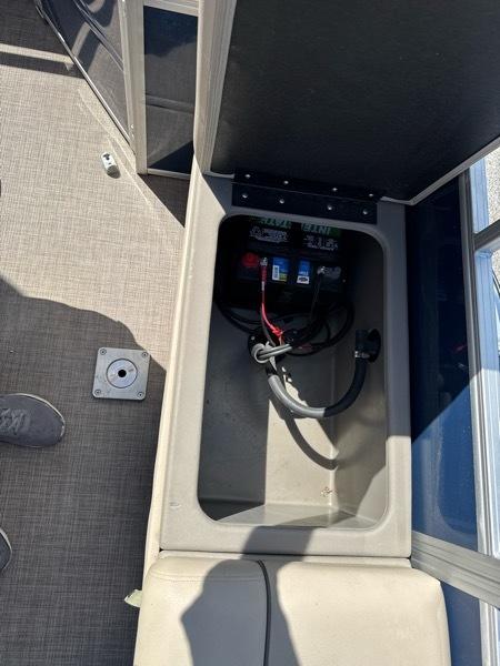 Sun Tracker Fishing Barge 22 DLX Base 2024