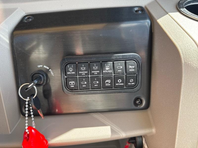 Sun Tracker Fishing Barge 22 DLX Base 2024