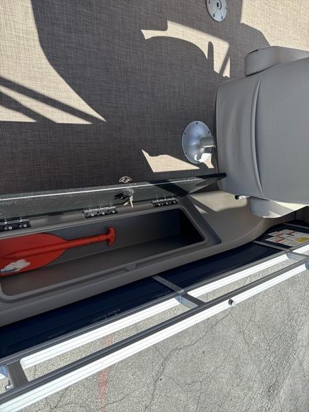 Sun Tracker Fishing Barge 22 DLX Base 2024