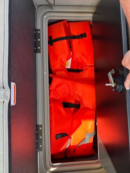 Sun Tracker Fishing Barge 22 DLX Base 2024