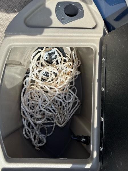 Sun Tracker Fishing Barge 22 DLX Base 2024