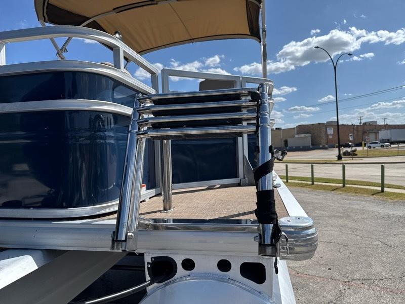 Sun Tracker Fishing Barge 22 DLX Base 2024