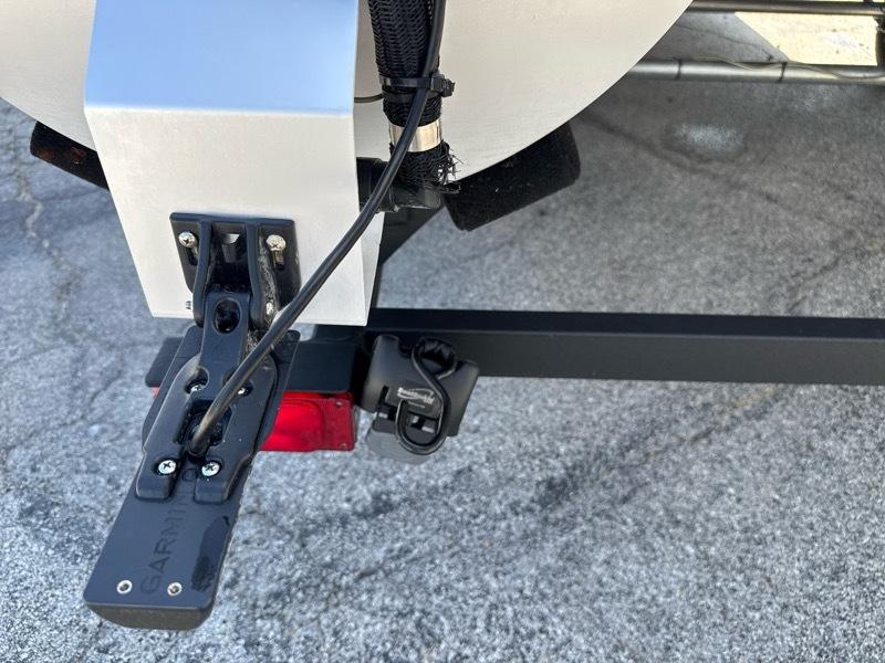 Sun Tracker Fishing Barge 22 DLX Base 2024