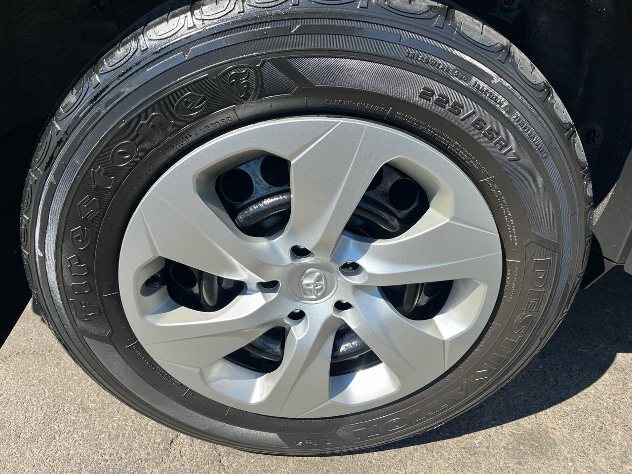 Toyota RAV4 LE AWD (Natl) 2021