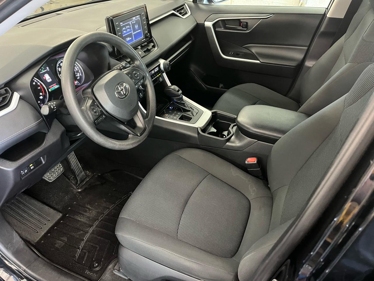 Toyota RAV4 LE AWD (Natl) 2021