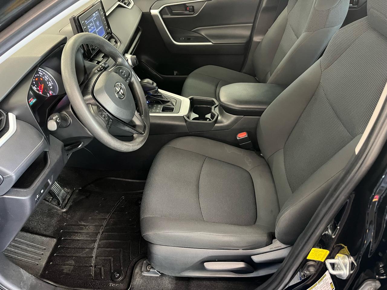 Toyota RAV4 LE AWD (Natl) 2021