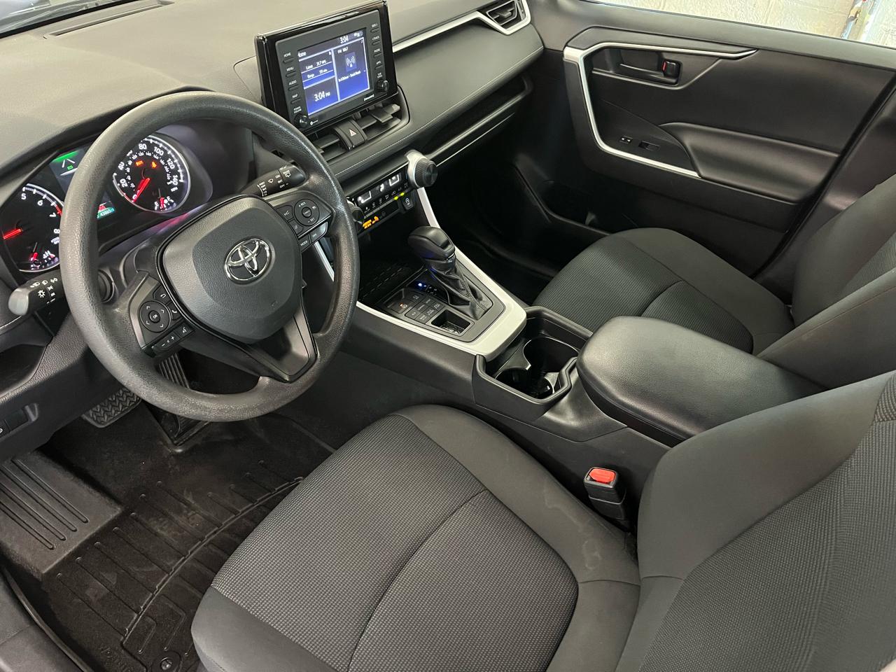 Toyota RAV4 LE AWD (Natl) 2021