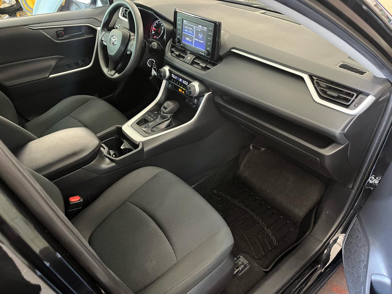 Toyota RAV4 LE AWD (Natl) 2021
