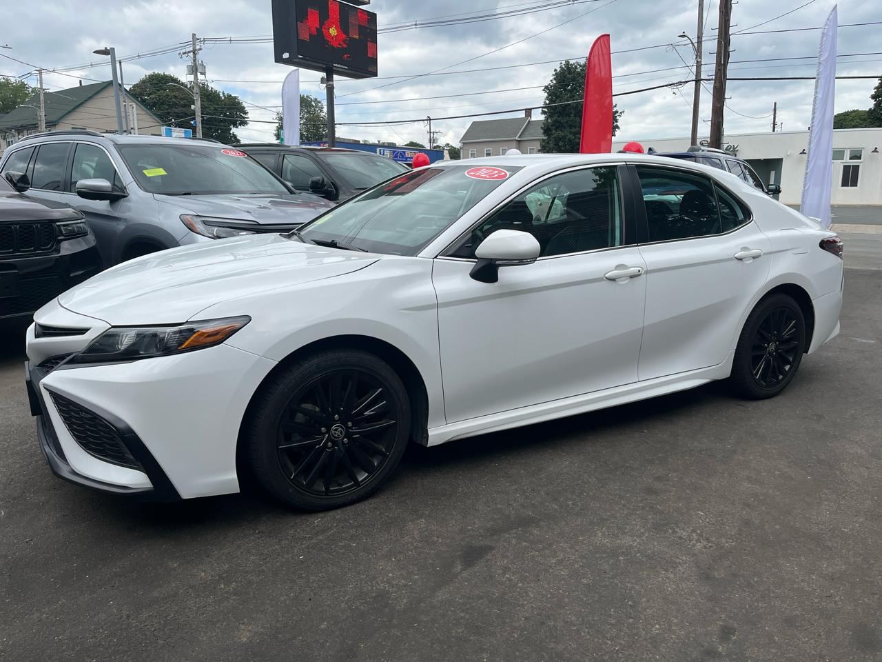 Toyota Camry Hybrid SE Nightshade CVT (Natl) 2023
