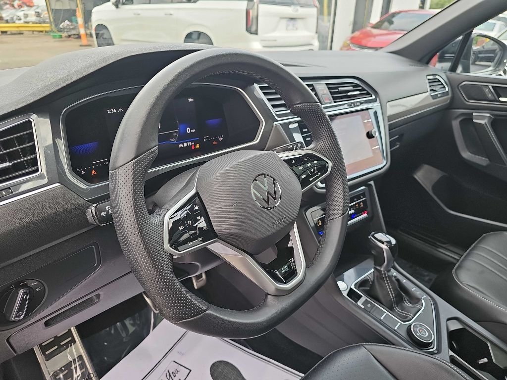 Volkswagen Tiguan SE R-Line Black 4MOTION 2022 Volkswagen Tiguan SE R-Line Black 4MOTION 2022