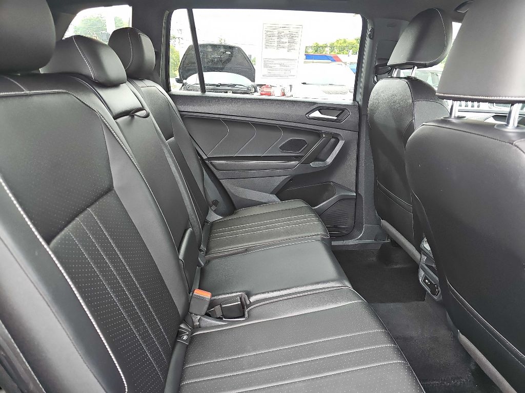 Volkswagen Tiguan SE R-Line Black 4MOTION 2022 Volkswagen Tiguan SE R-Line Black 4MOTION 2022