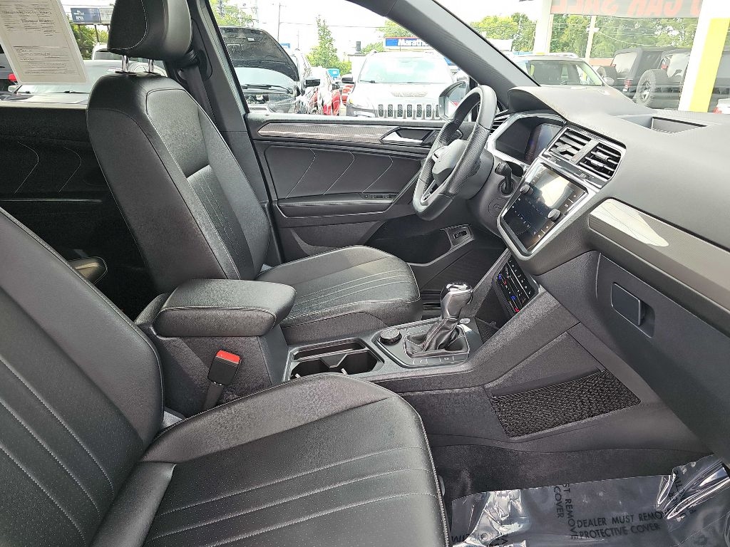 Volkswagen Tiguan SE R-Line Black 4MOTION 2022 Volkswagen Tiguan SE R-Line Black 4MOTION 2022