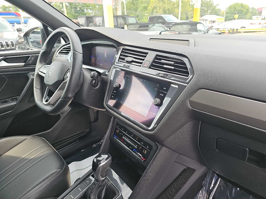 Volkswagen Tiguan SE R-Line Black 4MOTION 2022 Volkswagen Tiguan SE R-Line Black 4MOTION 2022