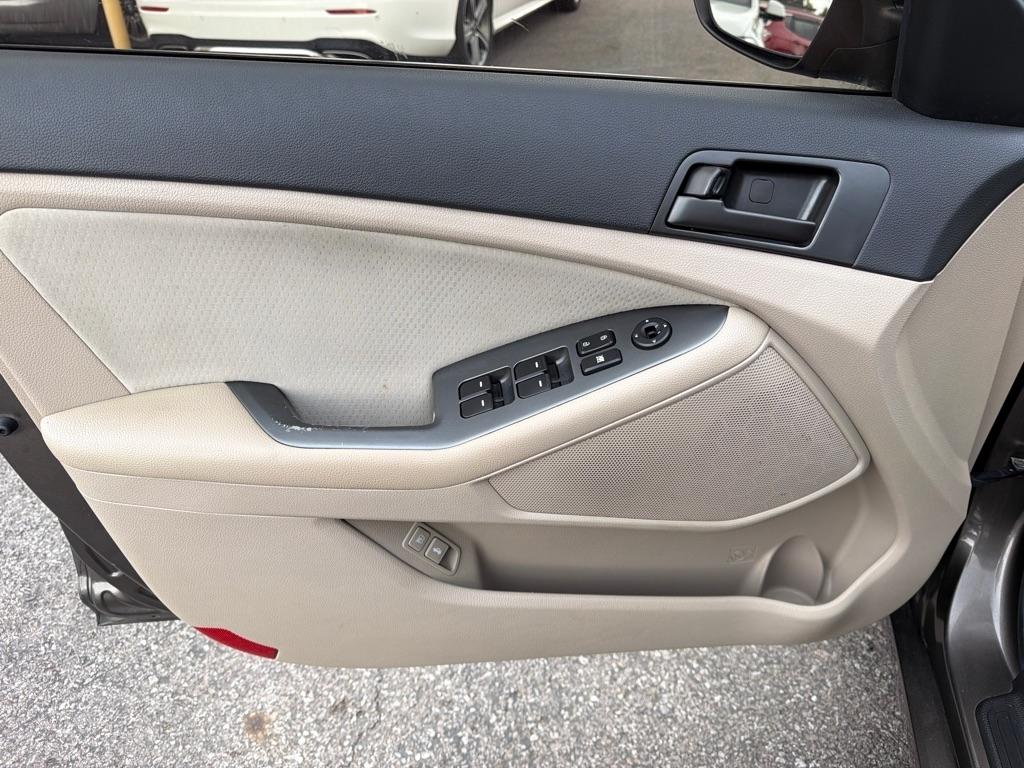 Kia Optima LX MT 2012