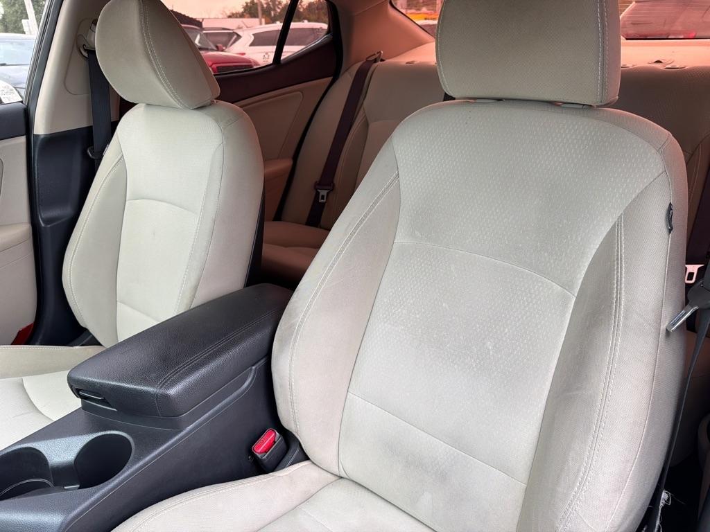 Kia Optima LX MT 2012