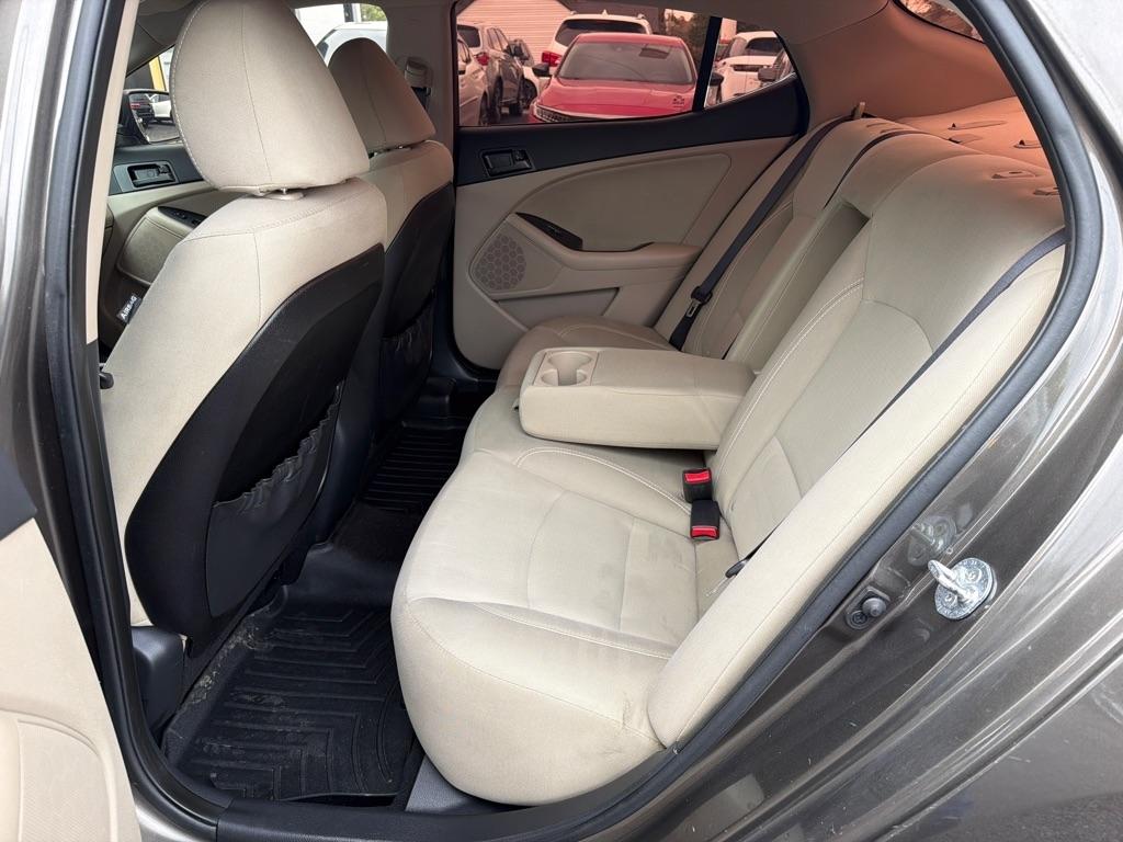 Kia Optima LX MT 2012