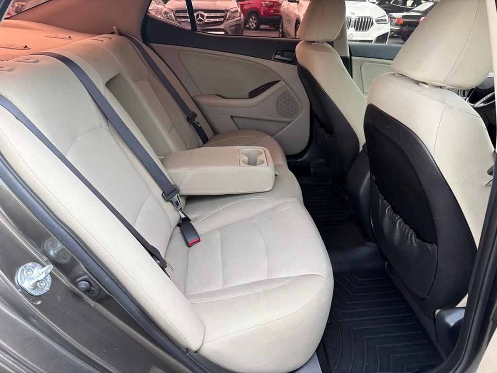 Kia Optima LX MT 2012