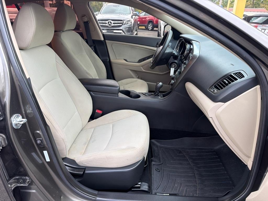 Kia Optima LX MT 2012