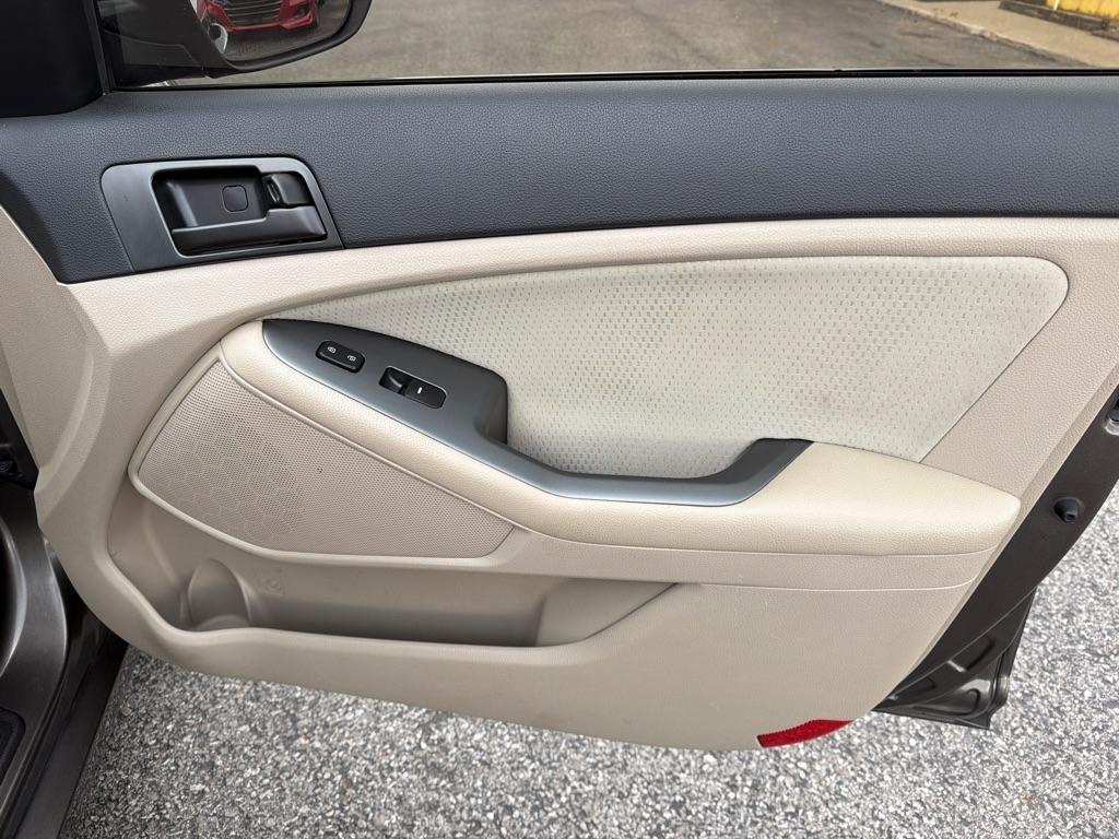 Kia Optima LX MT 2012