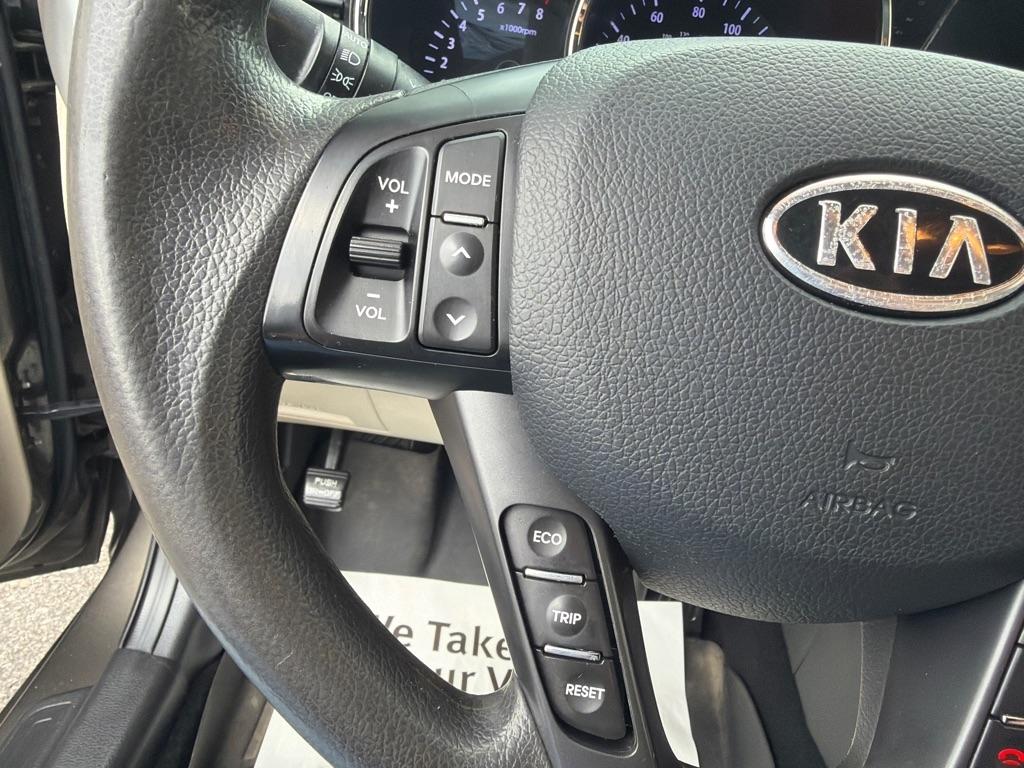 Kia Optima LX MT 2012