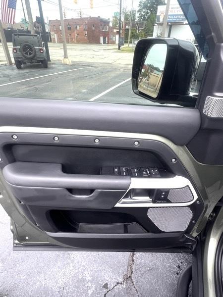 Land Rover Defender 130 S 2023