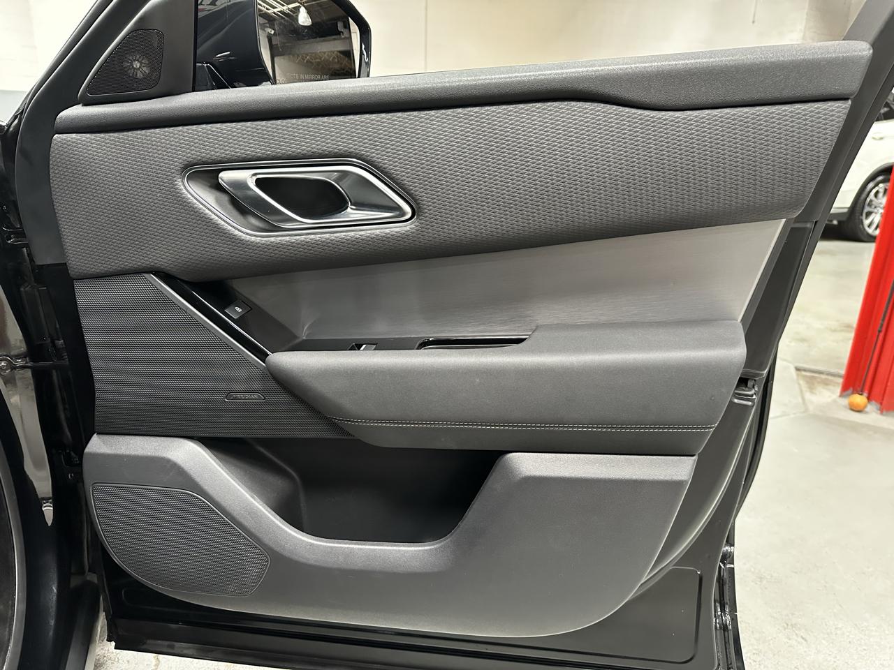 Land Rover Range Rover Velar photo 8