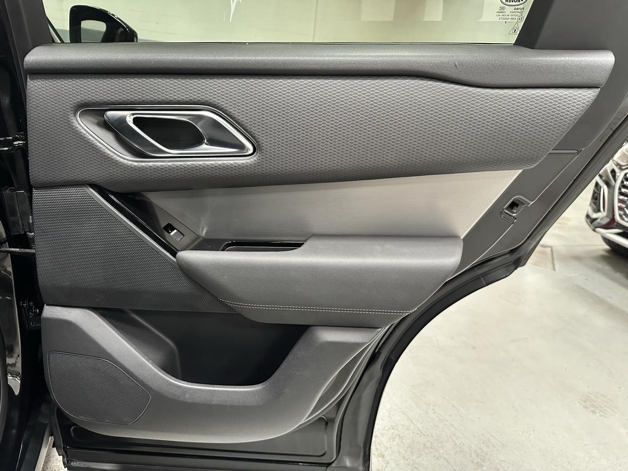 Land Rover Range Rover Velar photo 10