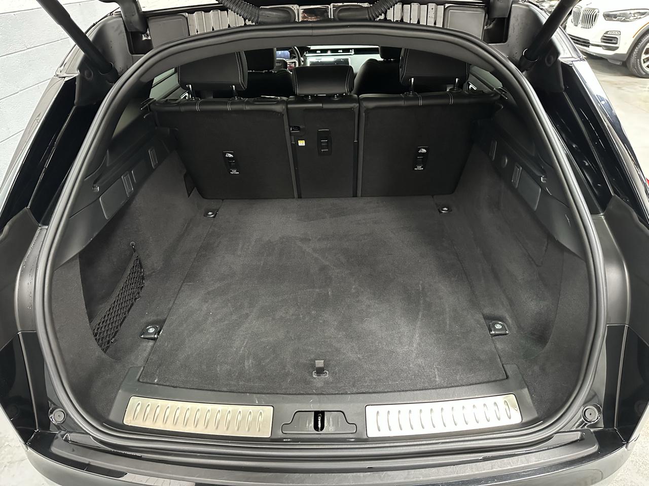 Land Rover Range Rover Velar photo 12
