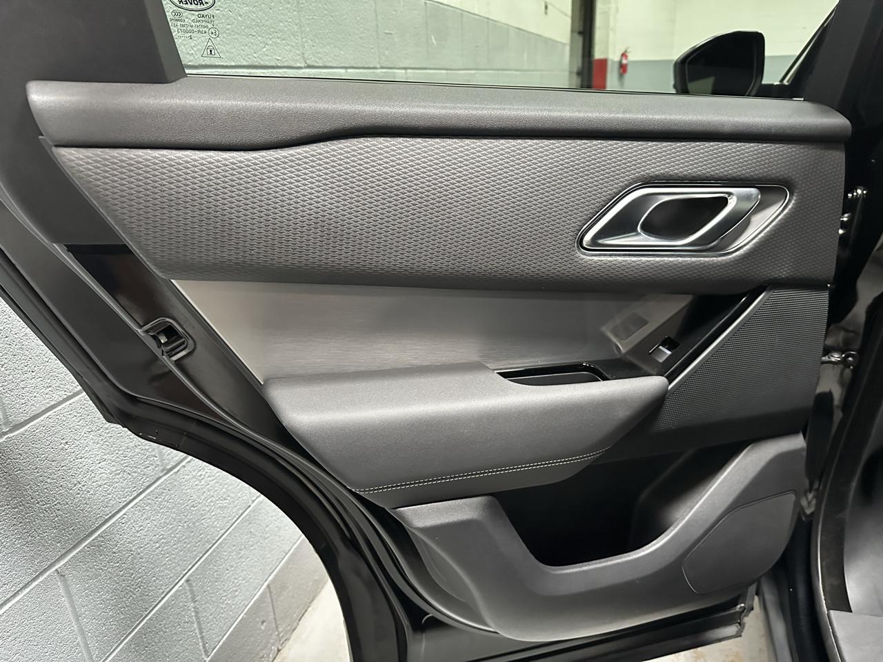 Land Rover Range Rover Velar photo 13