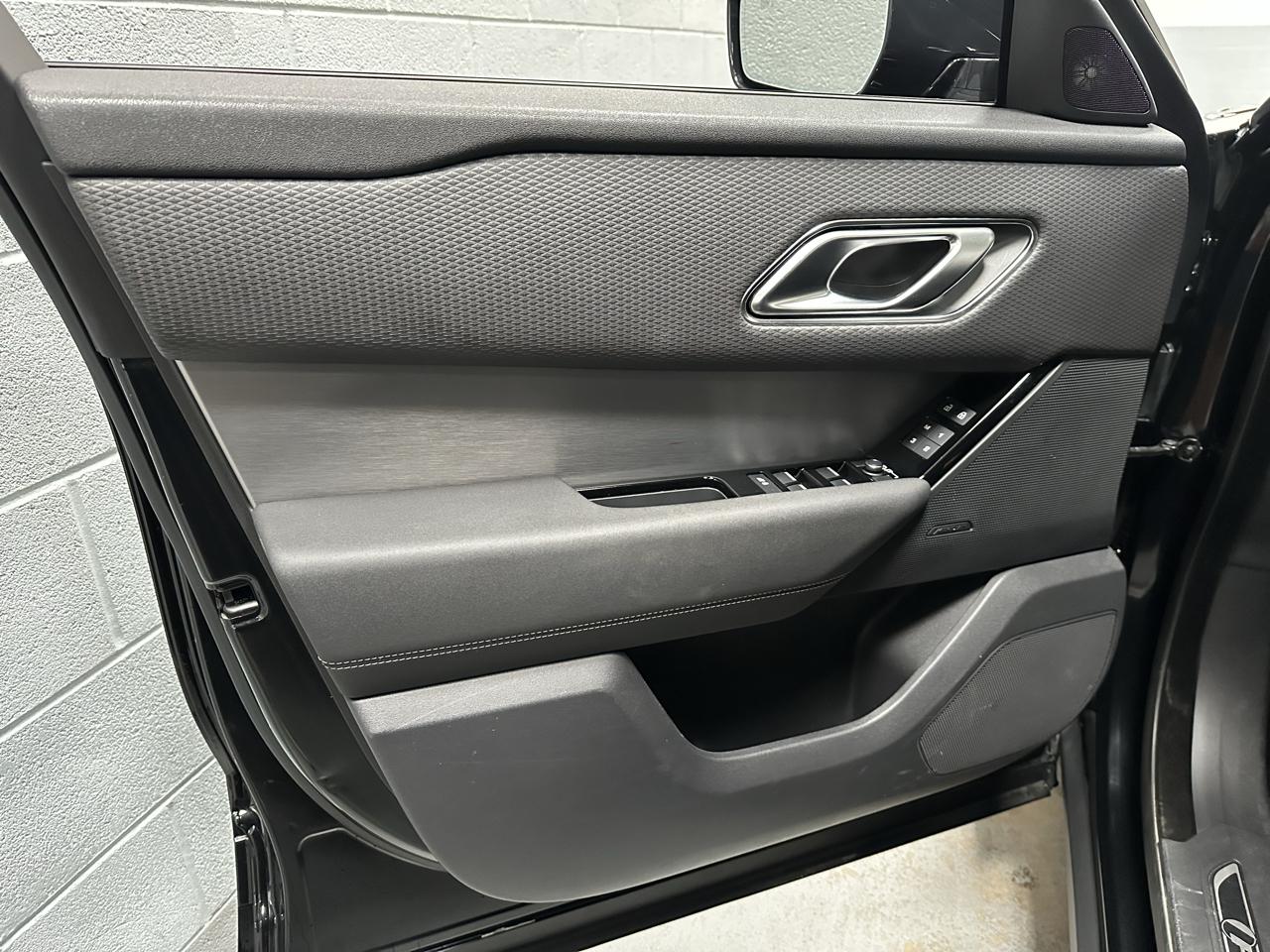 Land Rover Range Rover Velar photo 15