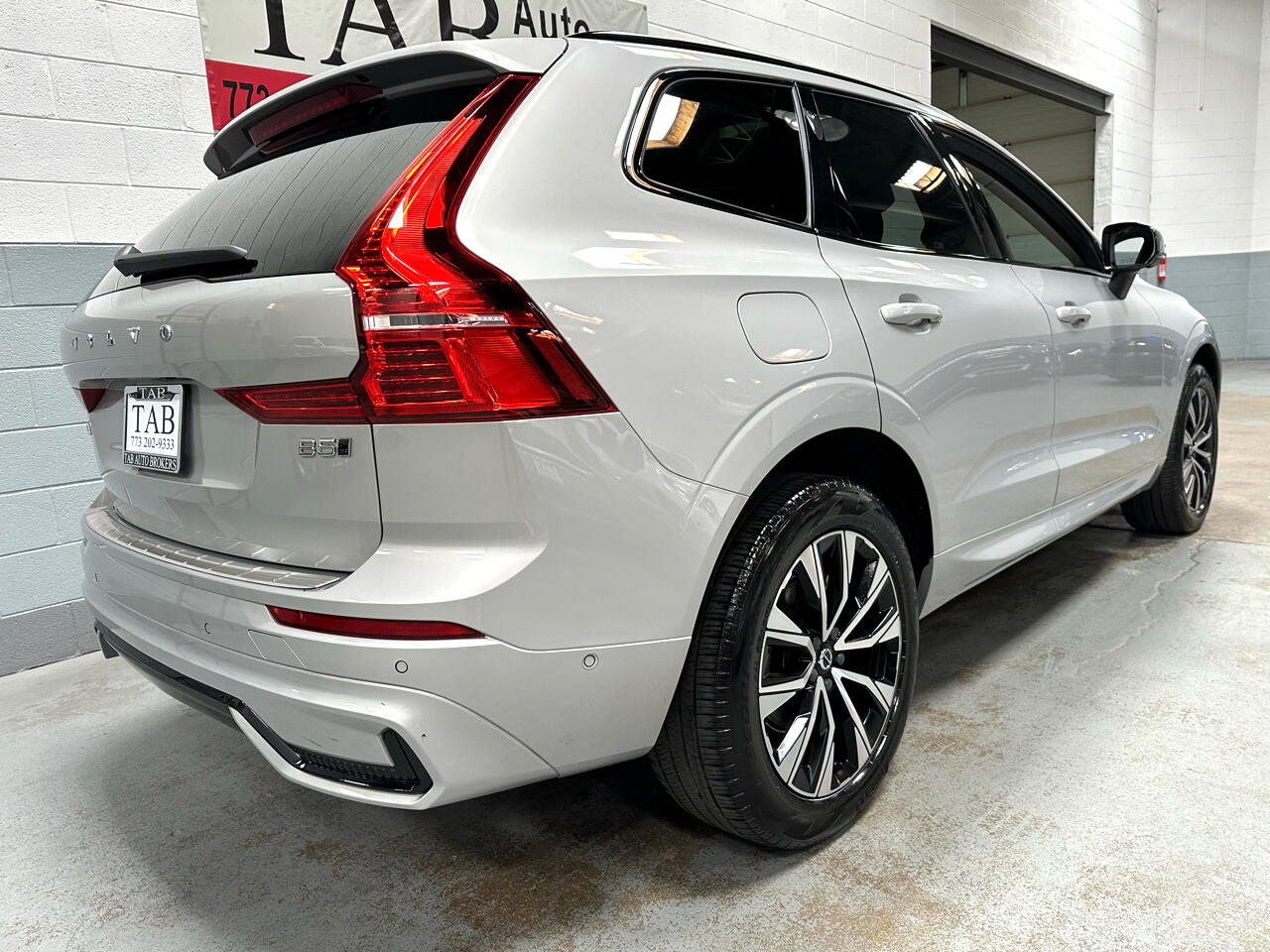2023 Volvo XC60 B5 Plus photo 2