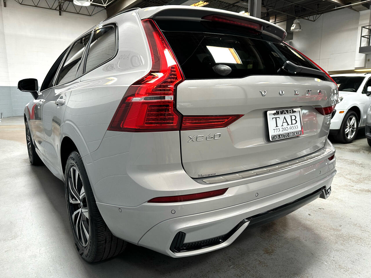 2023 Volvo XC60 B5 Plus photo 4