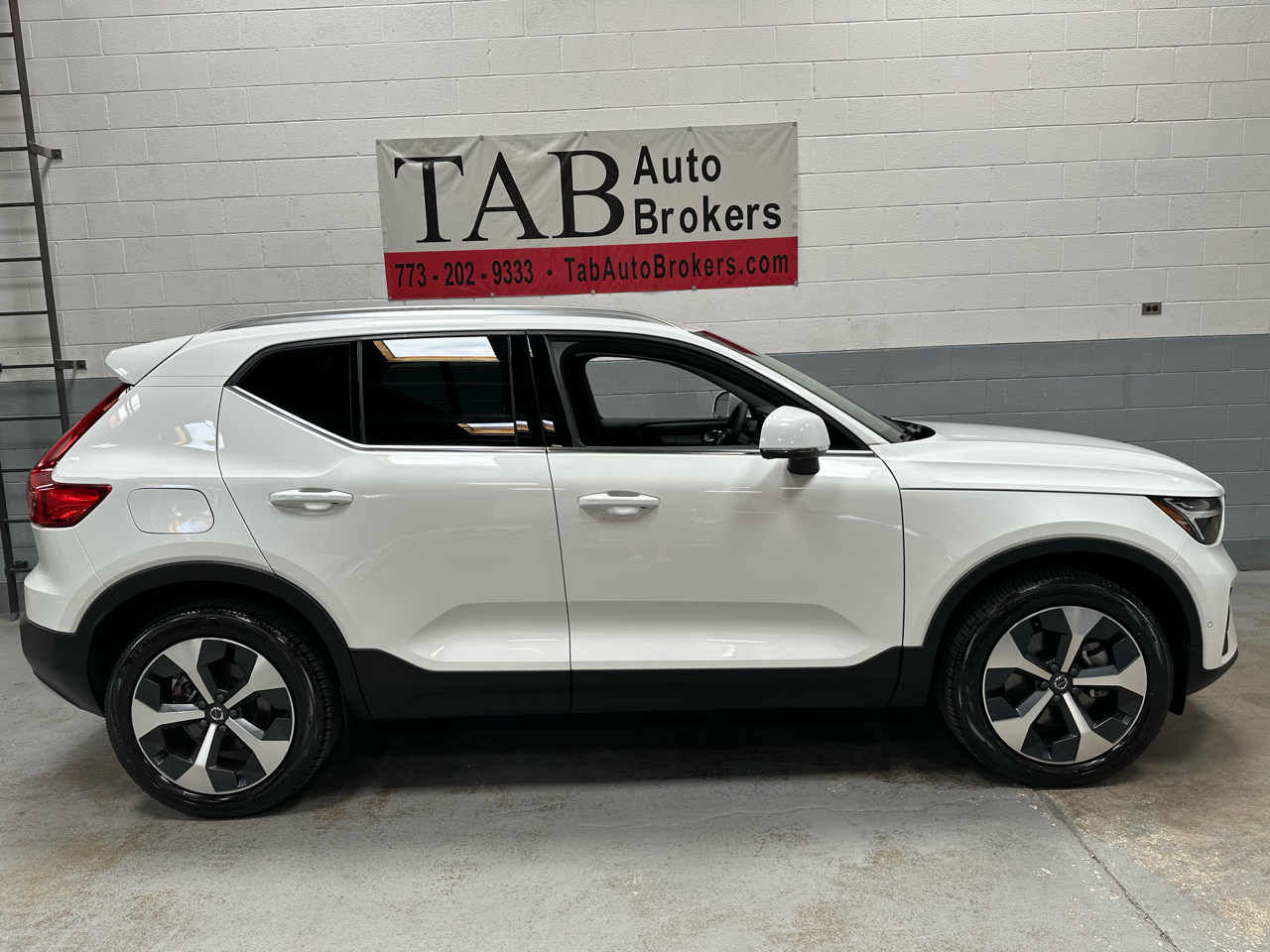 2024 Volvo XC40 AWD Plus photo 2