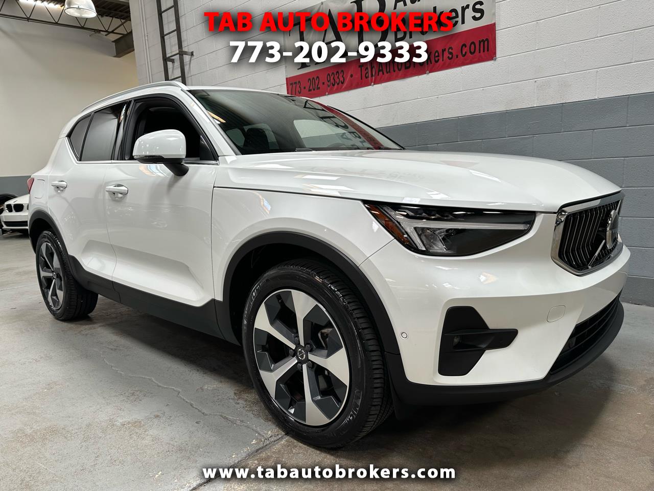 2024 Volvo XC40 B5 AWD Plus Bright Theme