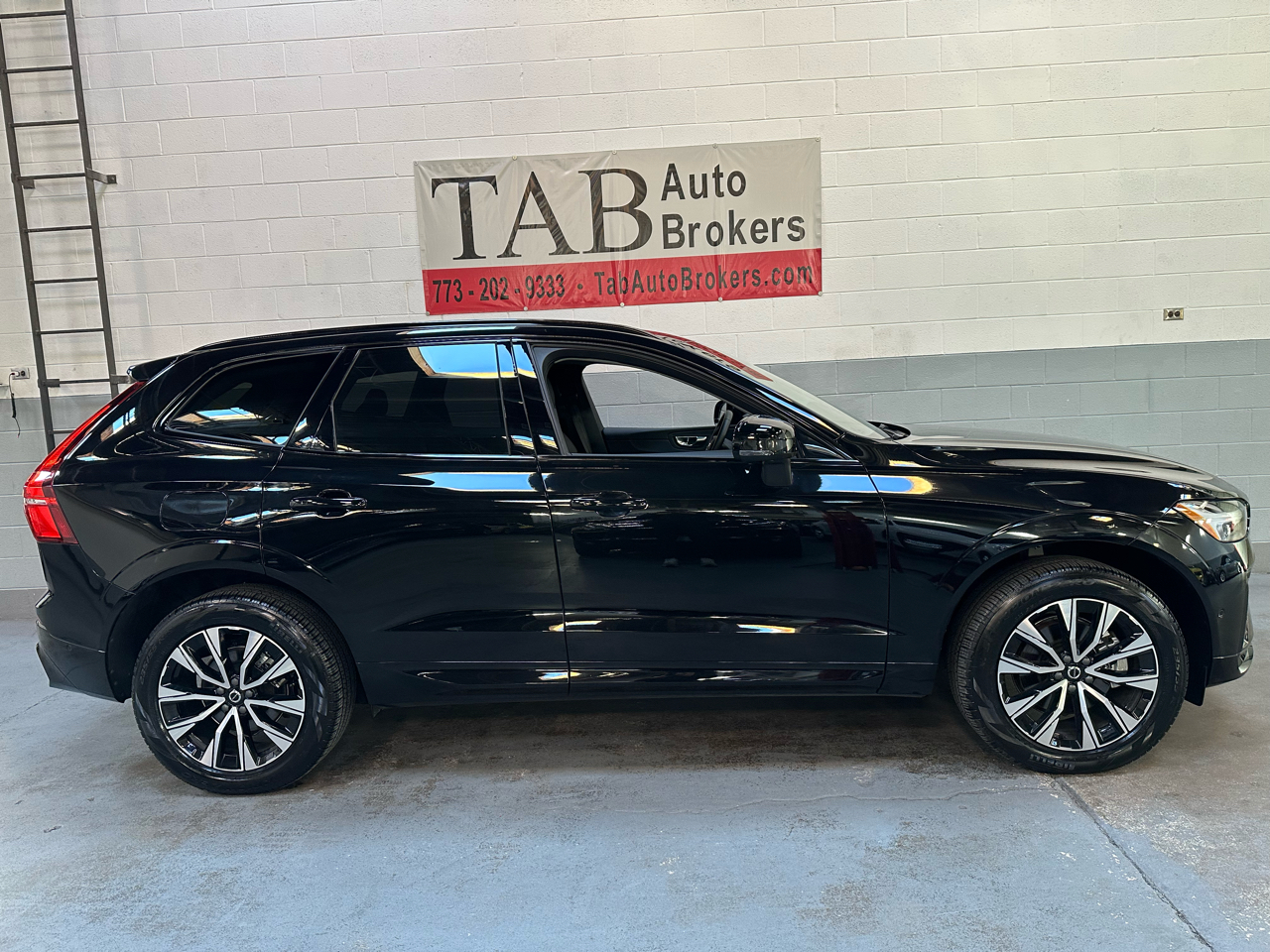 Volvo XC60 B5 AWD Plus Dark Theme 2025